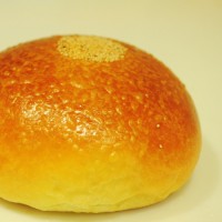 近所の素朴なパン屋さんでパンを買い夜に食べた