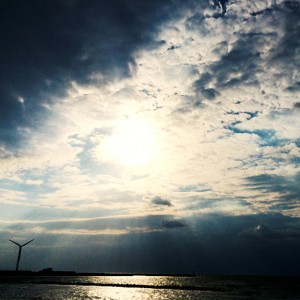 夕暮れ前に、町を歩く。今日が祝日だと夜になって想い出す