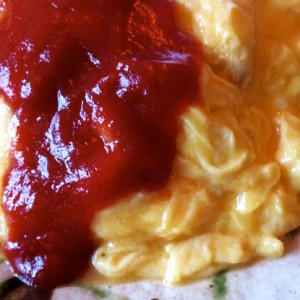 めっちゃ簡単!!卵を5コ使った「ふわふわ半熟オムライス」と「昔ながらの硬めのオムライス」を作ってみた