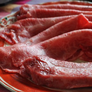 肉を食う。妻が涙を流す。