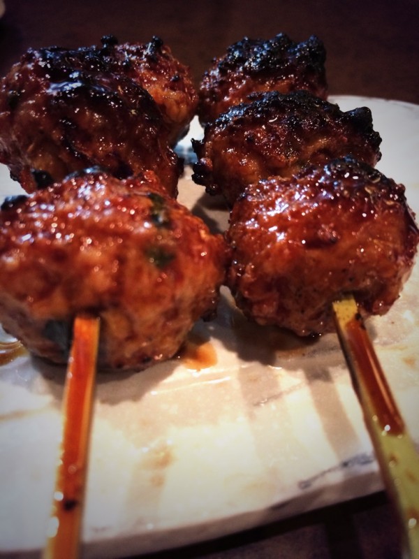 炭火で焼いたつくね派周りが香ばしく、中はふわふわ。