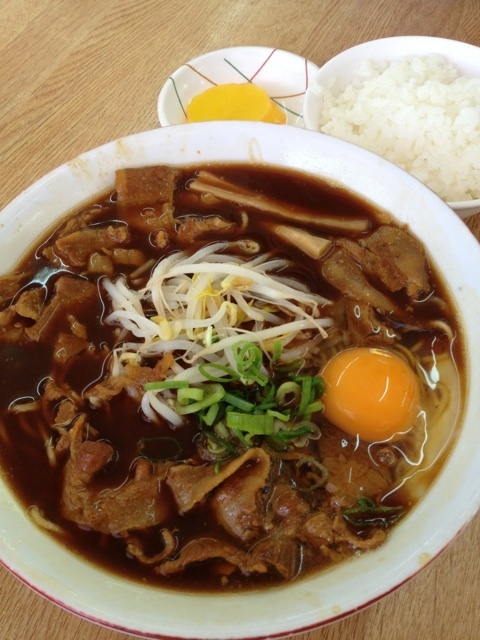 徳島でラーメンを食べるが、拗ねて変顔を披露するイタグレ