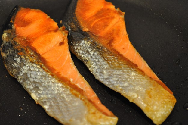 土鍋レシピ「3杯はおかわりする」鮭と牛蒡の炊き込みご飯