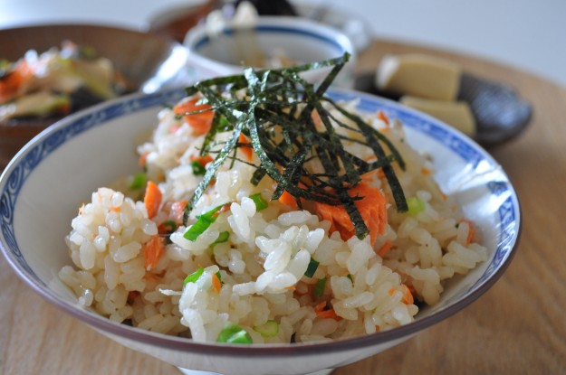 土鍋レシピ「3杯はおかわりする」鮭と牛蒡の炊き込みご飯