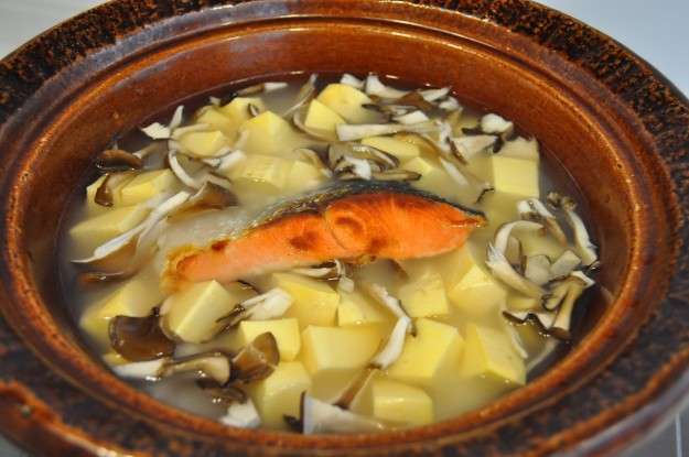 土鍋で作る炊き込み御飯｜鮭とサツマイモと舞茸の塩ご飯
