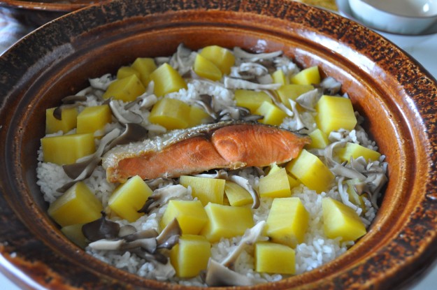 土鍋で作る炊き込み御飯｜鮭とサツマイモと舞茸の塩ご飯