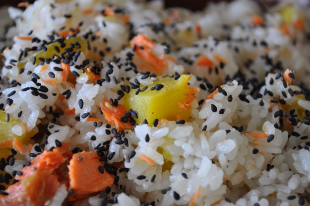 土鍋で作る炊き込み御飯｜鮭とサツマイモと舞茸の塩ご飯