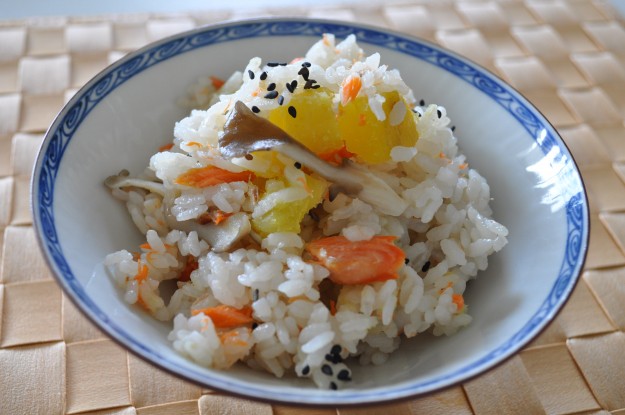土鍋で作る炊き込み御飯｜鮭とサツマイモと舞茸の塩ご飯