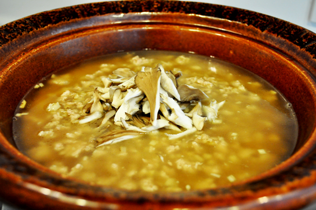 今日も食べ過ぎた！土鍋で作る牛蒡と鶏ミンチと舞茸の炊き込みご飯