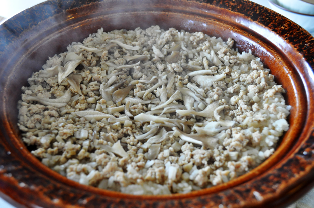 今日も食べ過ぎた！土鍋で作る牛蒡と鶏ミンチと舞茸の炊き込みご飯