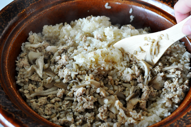 今日も食べ過ぎた！土鍋で作る牛蒡と鶏ミンチと舞茸の炊き込みご飯