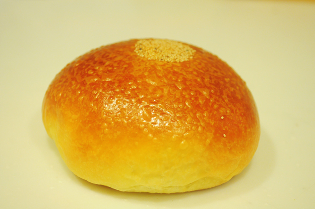 近所の素朴なパン屋さんでパンを買い夜に食べた