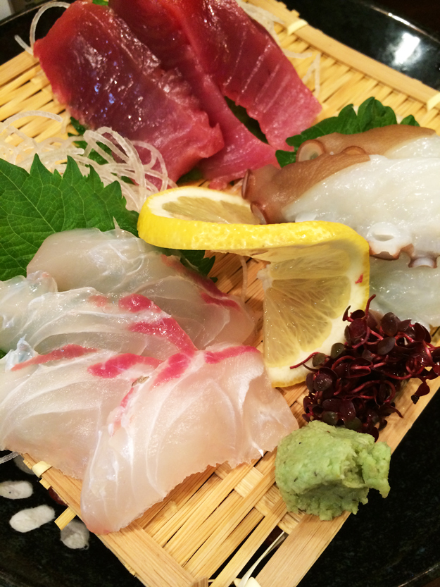 女性店主が営む「魚中心の居酒屋」さんは、牛のタタキも旨い。