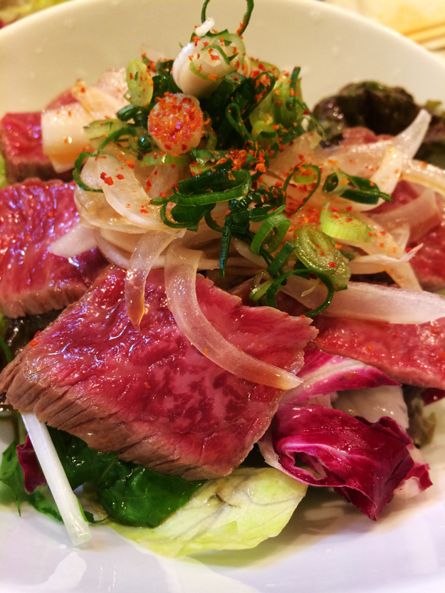 女性店主が営む「魚中心の居酒屋」さんは、牛のタタキも旨い。