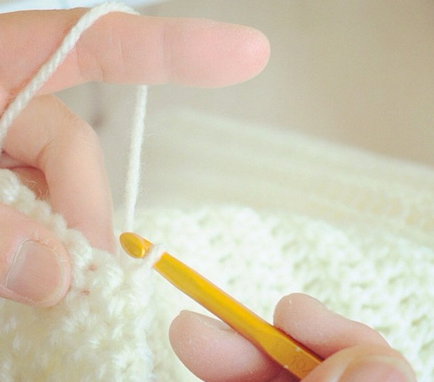 「Mother of Yotchan」イタグレポンチョを編む。