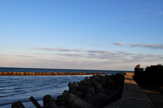 「淡路島」肌寒いけど、穏やかな朝の海。防波堤を歩く人。