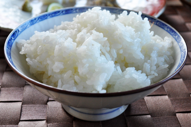 「卵かけ御飯」北坂養鶏場のたまごを、土鍋で炊いた白飯にかけて食べる|淡路島レシピ