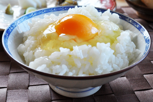 「卵かけ御飯」北坂養鶏場のたまごを、土鍋で炊いた白飯にかけて食べる|淡路島レシピ