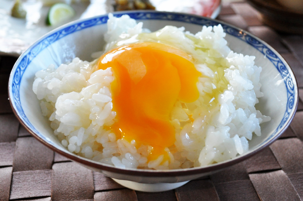 「卵かけ御飯」北坂養鶏場のたまごを、土鍋で炊いた白飯にかけて食べる|淡路島レシピ