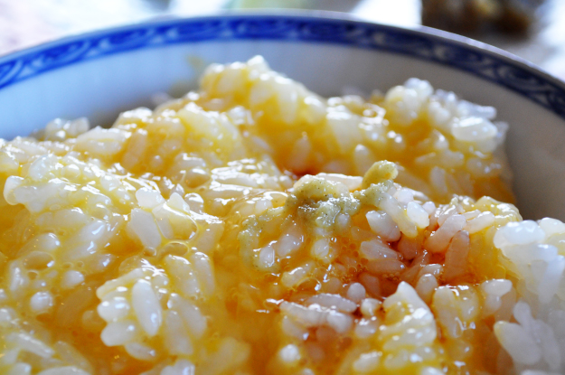 「卵かけ御飯」北坂養鶏場のたまごを、土鍋で炊いた白飯にかけて食べる|淡路島レシピ