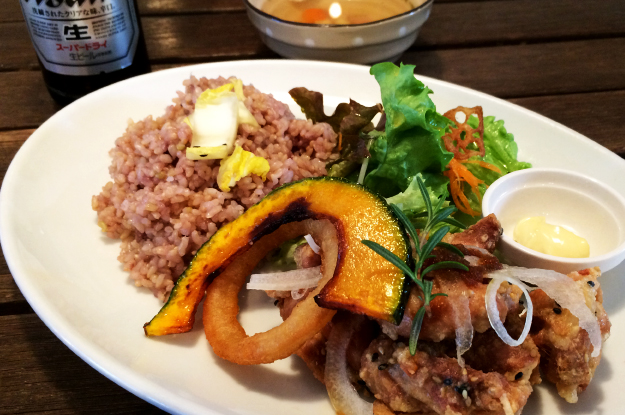 「淡路島カフェ」ラウーベの薪ストーブでホッカホッか｜犬も一緒に入店できます