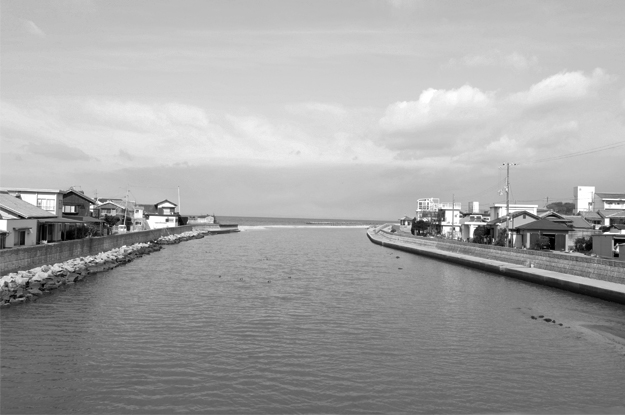 淡路島の町を散歩中、何やら不穏な気配を感じたので振り返ってみると!!