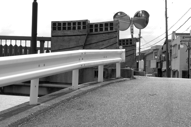 淡路島の町を散歩中、何やら不穏な気配を感じたので振り返ってみると!!