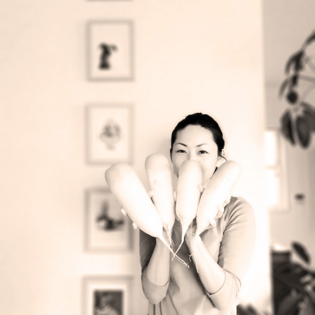 よっちゃん、朝からお爺さんに誘われて「人生初の大根ぬき」にすっぴんで出かける。