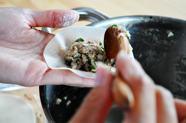 キャベツたっぷり “よっちゃんオリジナル” 鉄鍋餃子を自家製胡麻唐辛子タレで食す「鉄鍋レシピ」