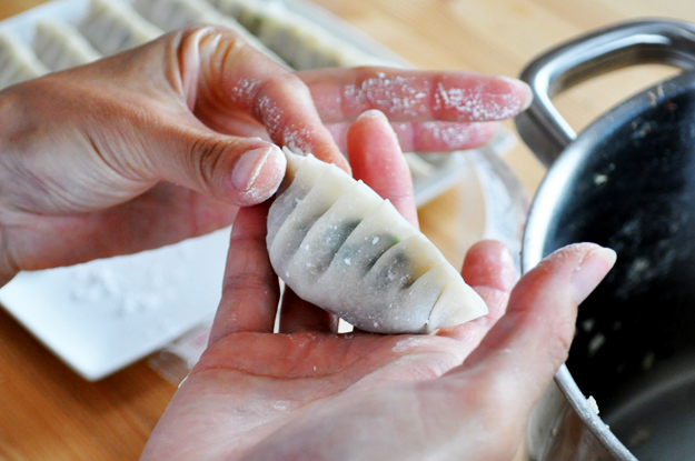 キャベツたっぷり “よっちゃんオリジナル” 鉄鍋餃子を自家製胡麻唐辛子タレで食す「鉄鍋レシピ」