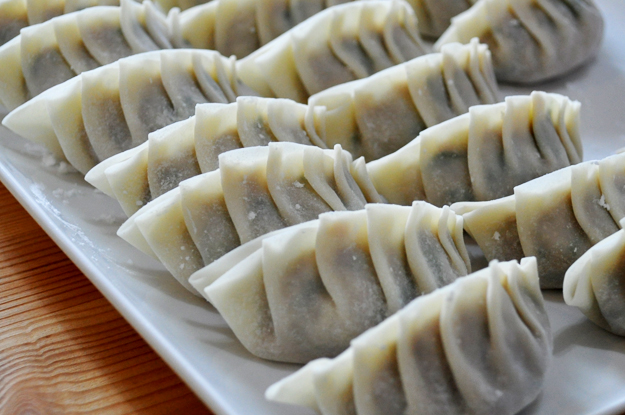 キャベツたっぷり “よっちゃんオリジナル” 鉄鍋餃子を自家製胡麻唐辛子タレで食す「鉄鍋レシピ」