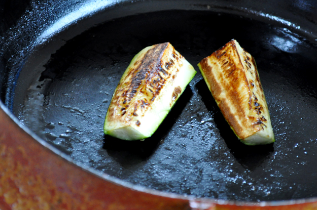 キャベツたっぷり “よっちゃんオリジナル” 鉄鍋餃子を自家製胡麻唐辛子タレで食す「鉄鍋レシピ」
