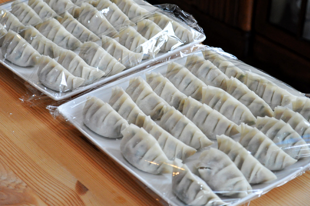 キャベツたっぷり “よっちゃんオリジナル” 鉄鍋餃子を自家製胡麻唐辛子タレで食す「鉄鍋レシピ」