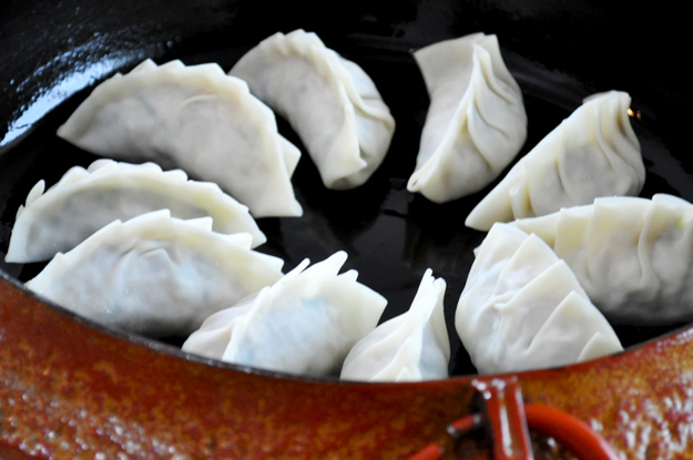 キャベツたっぷり “よっちゃんオリジナル” 鉄鍋餃子を自家製胡麻唐辛子タレで食す「鉄鍋レシピ」