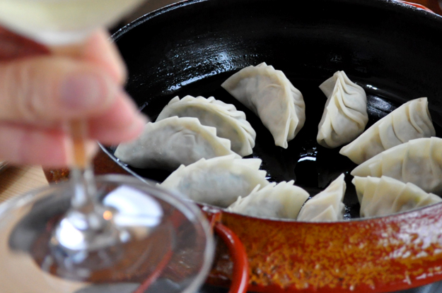 キャベツたっぷり “よっちゃんオリジナル” 鉄鍋餃子を自家製胡麻唐辛子タレで食す「鉄鍋レシピ」