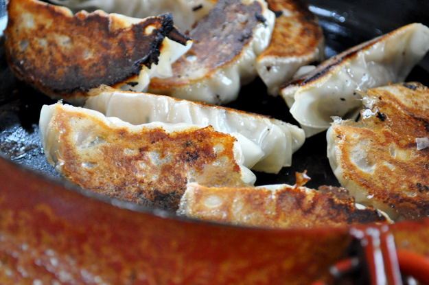 キャベツたっぷり “よっちゃんオリジナル” 鉄鍋餃子を自家製胡麻唐辛子タレで食す「鉄鍋レシピ」