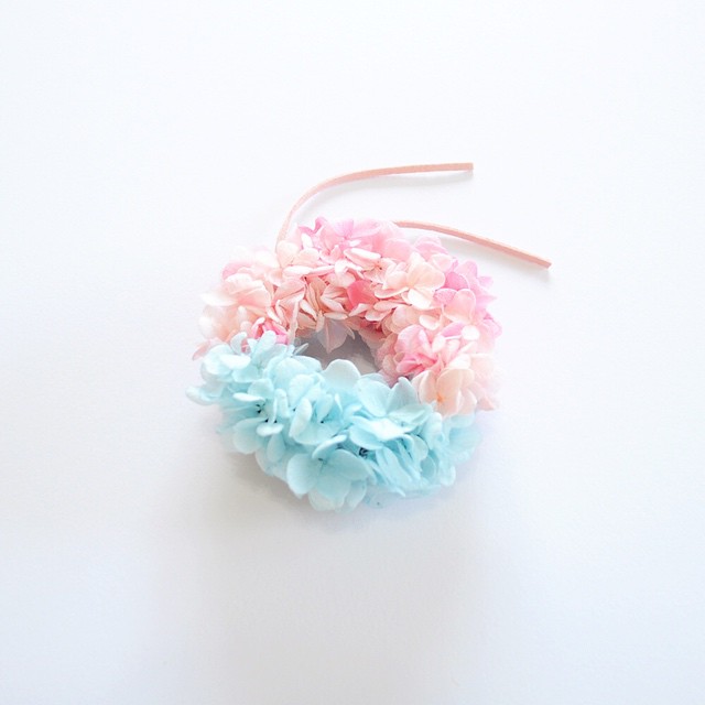 色のバランスがとっても可愛い「あじさいのリース」を作っている人ってどんな人だろうと妄想してみる