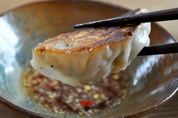 キャベツたっぷり “よっちゃんオリジナル” 鉄鍋餃子を自家製胡麻唐辛子タレで食す「鉄鍋レシピ」