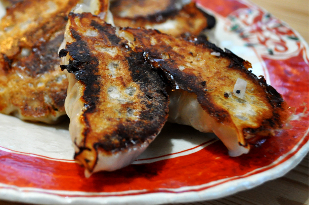 キャベツたっぷり “よっちゃんオリジナル” 鉄鍋餃子を自家製胡麻唐辛子タレで食す「鉄鍋レシピ」
