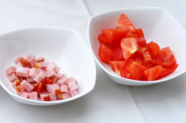 「七輪レシピ」パンにも、ビールやワインのアテにもピッタリ!「にんにく香るごろごろベーコンのピリ辛トマト煮」