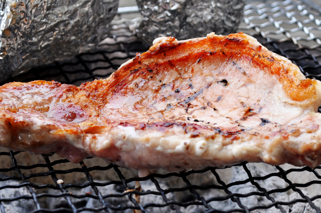 「七輪レシピ」パンにも、ビールやワインのアテにもピッタリ!「にんにく香るごろごろベーコンのピリ辛トマト煮」