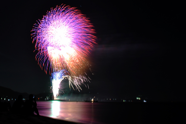 静かな花火を観て涙する。淡路島の花火大会と夕焼け空｜慶野松原花火大会