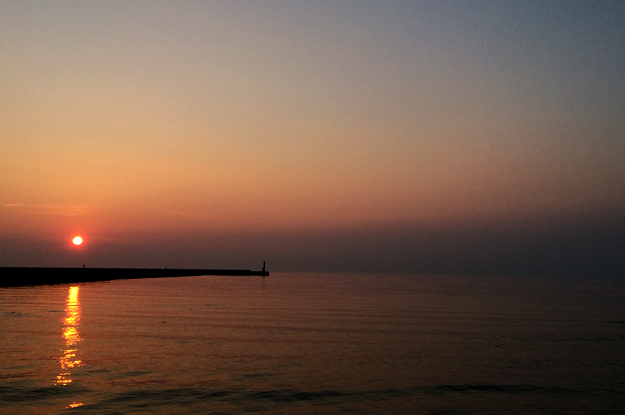 「わぁ〜綺麗♡」「来て来てこっちの方がもっと綺麗に撮れるよ♡」淡路島の夕暮れ時に散歩していると聞こえてくる言葉