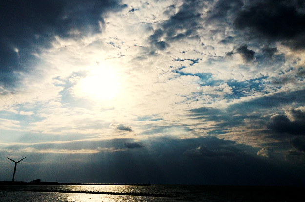 夕暮れ前に、町を歩く。今日が祝日だと夜になって想い出す。