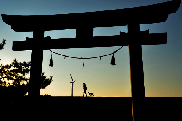 淡路島の夕焼け空の下を散歩すると