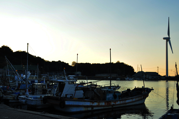 淡路島の夕焼け空の下を散歩すると