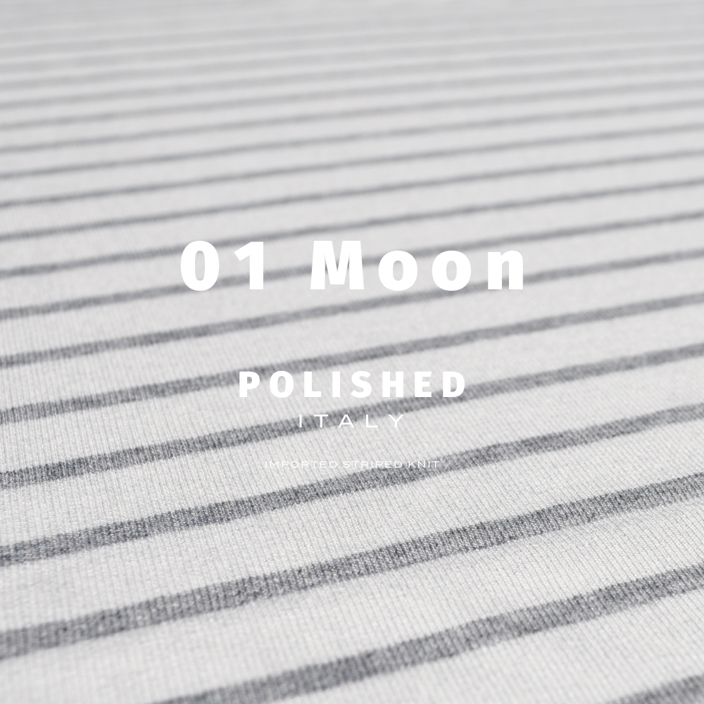 海沿いのカフェに行く!綺麗な発色と、絹のような光沢が特徴の上質なイタリア製生地を使用した「洗練されたイタリア製舶来ボーダーニット」を着て。