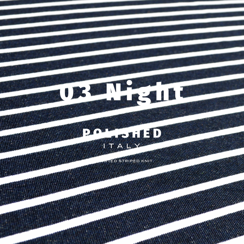 海沿いのカフェに行く!綺麗な発色と、絹のような光沢が特徴の上質なイタリア製生地を使用した「洗練されたイタリア製舶来ボーダーニット」を着て。