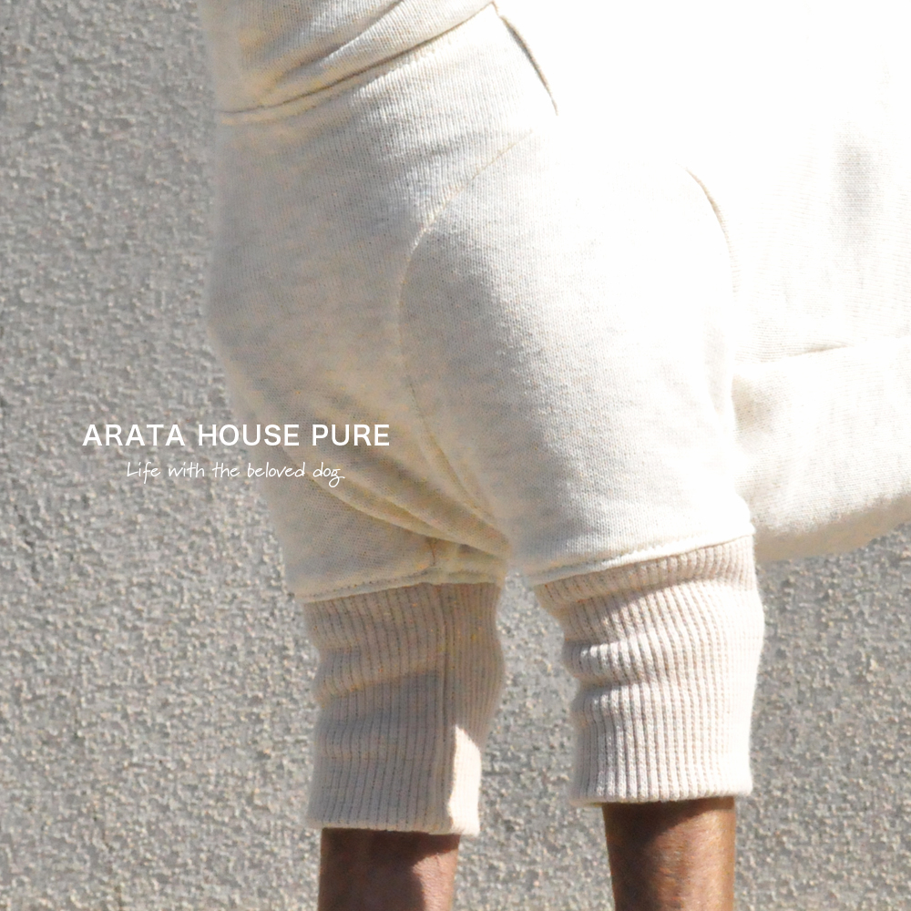 私と最愛の犬の暮らしの中にある服｜ARATA HOUSE PURE