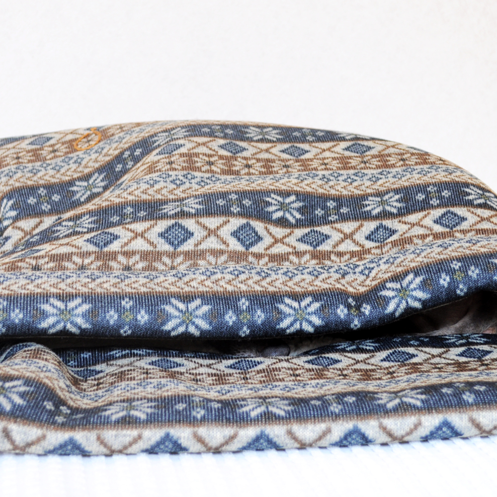 「犬寝袋＆カフェマット」の撮影中もぬくぬく、ねんねzzz｜ふわっと、もこもこ寝袋「保温効果抜群ニットボンディング」｜ジャガードニット裏ボア生地